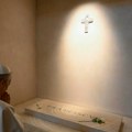 Dirljiv trenutak: Novi papa pomolio se na grobu svog prethodnika (foto)