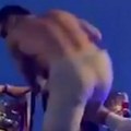 Drama u Španiji: Fudbaler Barselone se popeo na autobus, pa pao tokom proslave titule (video)