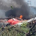 (Foto, video) avion potpuno smrskan, okolo bukti vatra! Prve fotografije letelice koja se srušila nakon poletanja u Indiji…
