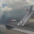 (Video) Vatra zahvata avion, putnici beže po pisti: Boing 737 u plamenu - 150 putnika hitno evakuisano, ima povređenih!