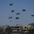 Izrael započeo isporuku humanitarne pomoći za gazu iz vazduha! U akciji učestvuju Jordan i UAE, nove optužbe se nižu: "Ubijeni…