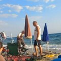 Šok snimak sa omiljenog letovališta Srba: Grci odnose peškire, pa čak i stolice, ostavljene da "čuvaju" mesto
