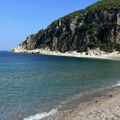 Jedna od najlepših Plaža na crnogorskom primorju 40 metara raja na sitnom šljunku i pesku između mora i stena (foto)