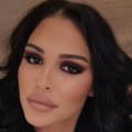 Vreli snimak iz hotelske sobe: Aleksandra Mladenović u provokativnoj crnoj haljini sa nitnama: Ovako je izašla i na binu (foto)…