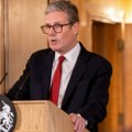 Starmer: Građani mogu mirno da protestuju, ali napadi na policiju nisu dozvoljeni
