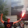 Logo sarajevske olimpijade na majici demonstranta sa bakljom! Jedan od onih koji su upali u francusko ministarstvo u Parizu