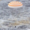(Foto) Sojuz uspešno sleteo, astronauti posle meseci u svemiru ponovo na Zemlji