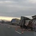 Teška nesreća na auto-putu "Miloš Veliki": Sudarila se dva šlepera, delovi vozila rasuti po putu (foto, video)