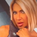 Uvija se i mazi crnog mačora: Jovana Jeremić u Jutarnjem u haljini bez brushaltera: Zavodljivo pleše, a komentari se na…