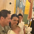 (Ekskluzivne fotografije) Aleksandra Prijović i Filip Živojinović krstili ćerku: Mala Aria u beloj haljinici u naručju kuma…