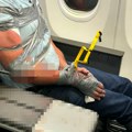 Biznismen se potukao u avionu, trojica ga vezali selotejpom za sedište: Konačno otkriveno o kome se radi