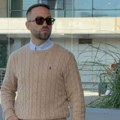 Rasta kakvog niste navikli da vidite! Uhvatili smo ga na aerodromu: Džemper, cipele... izgleda nikad bolje!
