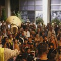 VIDEO Okupljeni građani igraju kolo ispred zgrade RTS-a