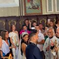 (Video)"Da se nisi obećao nekoj drugoj pošto si imao te brakove?": Sveštenik se obratio Darku Laziću i svi prasnuli u smeh…