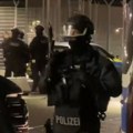 Naoružani muškarac na aerodromu u Hamburgu pucao iz vozila, drži decu kao taoce