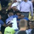 Haos pred Brazil - Argentina: Brutalna tuča navijača na tribinama, Mesi povukao ekipu s terena, ima povređenih