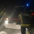 FOTO: Dvoje spaseno iz zavejanih kola kod Ivanjice, meštanin traktorom čistio sneg ispred njih
