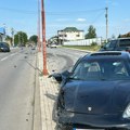 Poršeu odleteo točak, delovi i srča svuda po putu: Strašna saobraćajka u Čačku! Vozač "opela" teško povređen (video)