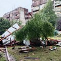 Nevreme u Kragujevcu i Novom Pazaru - olujni vetar obarao bandere, drveće, leteli delovi krovova sa zgrada