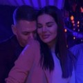 Jovana ušla u deveti mesec, pa se uvukla u usku haljinu: Bogdan je drži za stomak i strasno ljubi