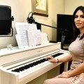 Kaja Ostojić se preselila na planinu: Pevačica pobegla od gradske vreve, sad uživa u kući koju je platila 80.000 evra