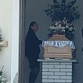 (Foto) sahrana damira dokića, oca Jelene Dokić 14: ljudi, bez umrlice, samo sin i nepoznata žena u suzama