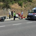 Teška saobraćajna nesreća u Novom Pazaru: Bračni par teško povređen na motoru (Foto)