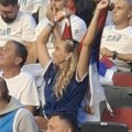 Najlepša navijačica na eurobasketu je ogrnuta srpskom zastavom! Mami uzdahe gde god se pojavi, jedan detalj na njoj je poseban…