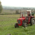 Prevrnuo se traktor kod Vranja: Poginula žena