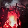AP: Haos u Novom Sadu izazvala policija, ispaljivala je suzavac i jurišala na mirne demonstrante