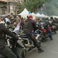 (VIDEO) Dva skupa u Takovskoj: Maskirani bajkeri, koji su uz SNS, blokiraju RTS jer "podržavaju izveštavanje"