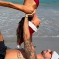 Poznati golman i čuvena manekenka ispoštovali "golišavu" božićnu tradiciju, skinuli se na plaži, pa pozirali