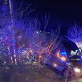 Jedna osoba slomila obe noge, druga pobegla Detalji teške nesreće kod Kruševca: Dva automobila se zakucala u kombi