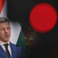 VIDEO Ovo je devojka Petera Mađara: Sa buketom je čekao na aerodromu, a snimak je odmah postao viralan