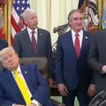 "Poremećeni, glupi idioti" Viralni snimak Donalda Trampa izazvao bes u Beloj kući (video)