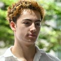 Lizn'o, pa puk'o 500 dolara! Tinejdžer hteo da ispadne faca pred ortacima, zbog slamčice mu pretio zatvor (video)