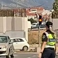 Policajka gledala čoveka kako vozi u suprotnom smeru, ono što je uradila izazvalo je veliku raspravu