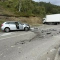 Stravična scena na putu kod Kokinog Broda: Prednji deo auta uništen, kabina kamiona se iskrivila - ima povređenih (foto)