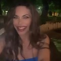 (Video) Anastasijina kuma mokra do kože skače, igra i peva nasred ulice: Haos u Beogradu: Glumica na kiši u vrtoglavim…