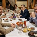 "Lepo veče, uz pesmu, sa prijateljima": Vučić ugostio Milatovića na večeri (video)