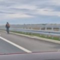 Šta li je njemu bilo na pameti? Biciklista u zaustavnoj traci na auto-putu Šabac-Ruma (VIDEO)