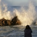 Jeziv snimak s jedne od najopasnijih plaža na svetu: Sve mirno, a onda ogromni talas "niotkuda" potapa turiste