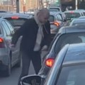 Drama u centru Beograda: Muškarac oštrim predmetom pomahnitalo udara automobil, a onda su izašli momak i devojka (video)