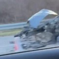 Teška nesreća na auto-putu između Niša i Aleksinca Auto potpuno smrskan stoji u zaustavnoj traci, objavljen strašan snimak…