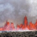 Вулкан на Исланду већ други дан избацује лаву и дим