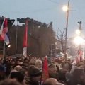 Dva sata pred početak skupa građani se okupljaju u Jagodini: Čeka se dolazak predsednika Vučića, ljudi pristižu na glavni…