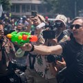(Foto, video) vodenim pištoljima na turiste: Haos na protestima u Španiji: "Ubijaju nam grad, gde god da pogledate vidite samo…