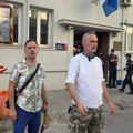 Priveden maturant u Kragujevcu, građani se okupili ispred policijske stanice