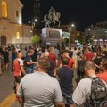 Zrenjaninski prosvetari i građani ujedinjeni u zborovima zajedno na protestu „Mama, zašto imam novu učiteljicu?“ Prosvetari i…