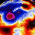 (Mapa) Bombastični ciklon juri ka Evropi! Polarni vrtlog doveo do eksplozivnog jačanja, kiša će padati 12 sati bez prestanka…
